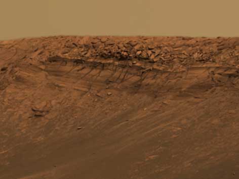 Et utsnitt fra bildet ovenfor. Kraterveggen viser en klippeliknende struktur kalt Burns Cliff.