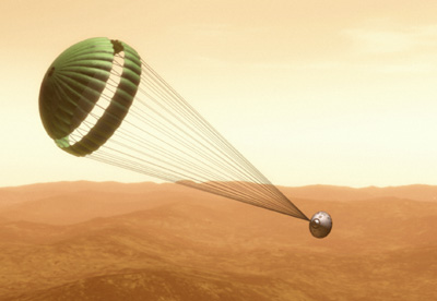 En fallskjerm brukes til å senke kapselens hastighet.